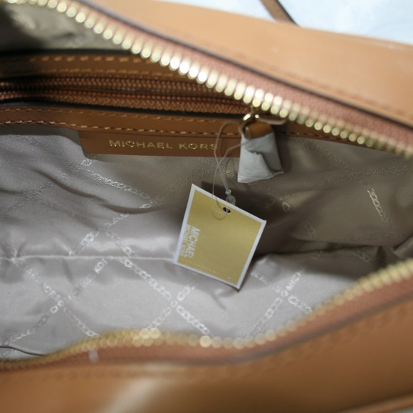 MICHAEL KORS MEDIUM CAMERA CROSSBODY VANILLA/ACORN - Picture 7 of 7